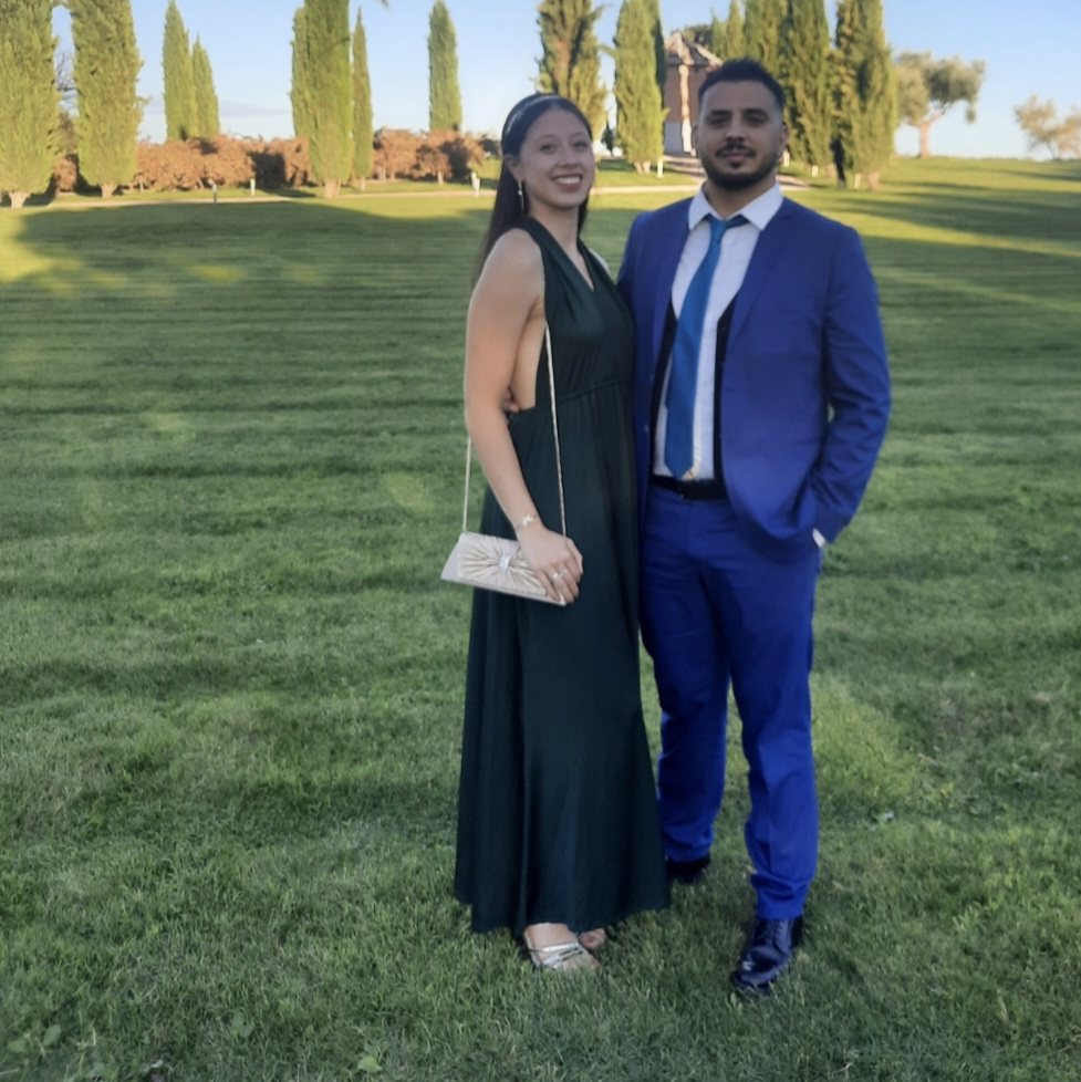 Salomé y Luis, muy elegantes, en un jardín