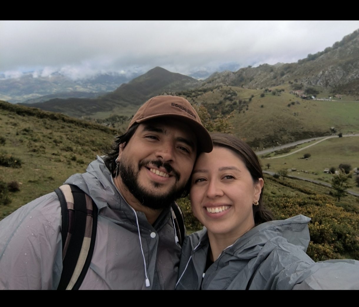 Salomé y Luis de excursión por la montaña