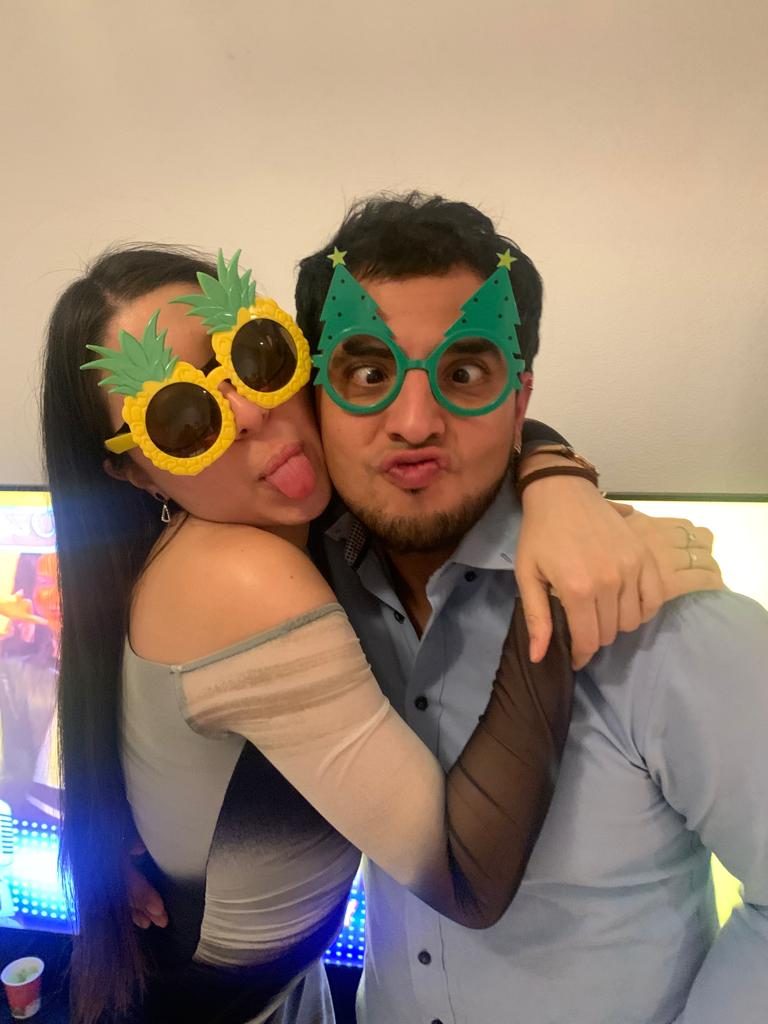 Salomé y Luis con gafas de piña